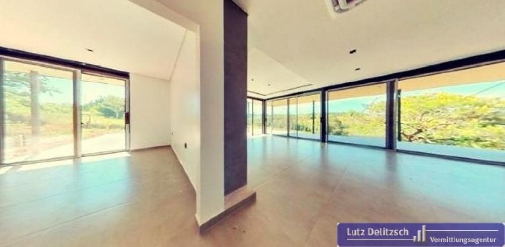 Moderne Neubau-Villa mit Pool in Independencia - Preissenkung